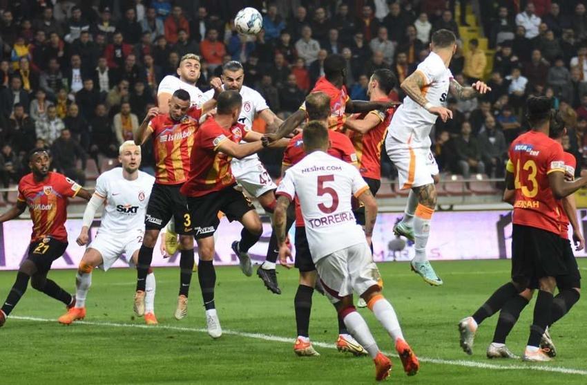 Galatasaray Kayseri'de dağıldı! Okan Buruk çılgına döndü ceketini çıkardı ve...