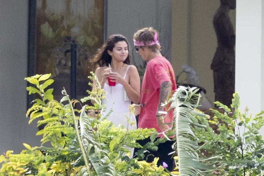 Hailey Baldwin Bieber son haliyle şaşırttı! "Kırmızı seni çarpıcı yapıyor"