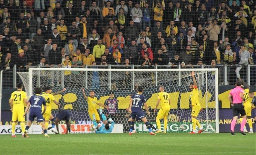 İrfan Can Kahveci dirsek attı sosyal medyada 'Mostafa Mohamed' isyanı çıktı!