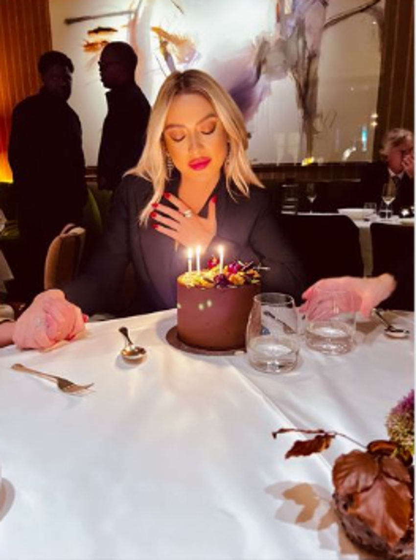 Hadise'ye erken doğum günü sürprizi! Siyahlar içinde dikkat çekti