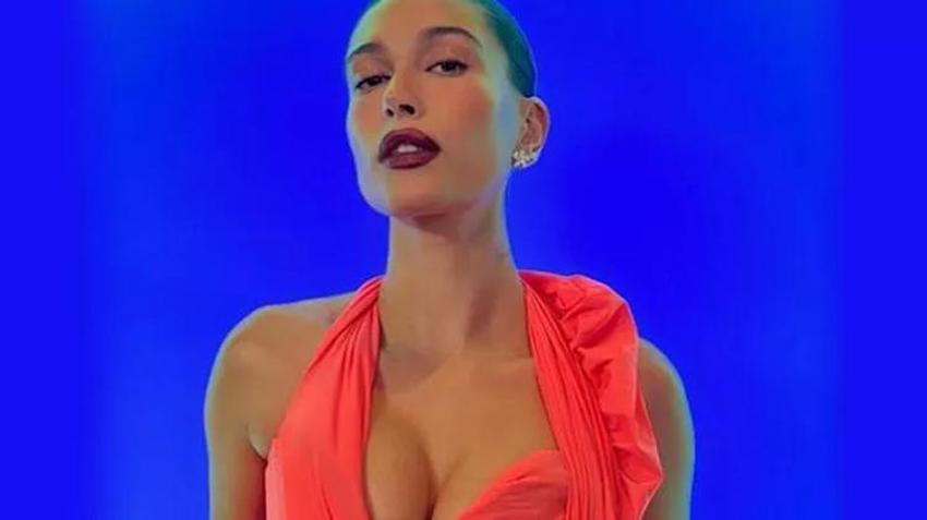 Hailey Baldwin Bieber son haliyle şaşırttı! "Kırmızı seni çarpıcı yapıyor"