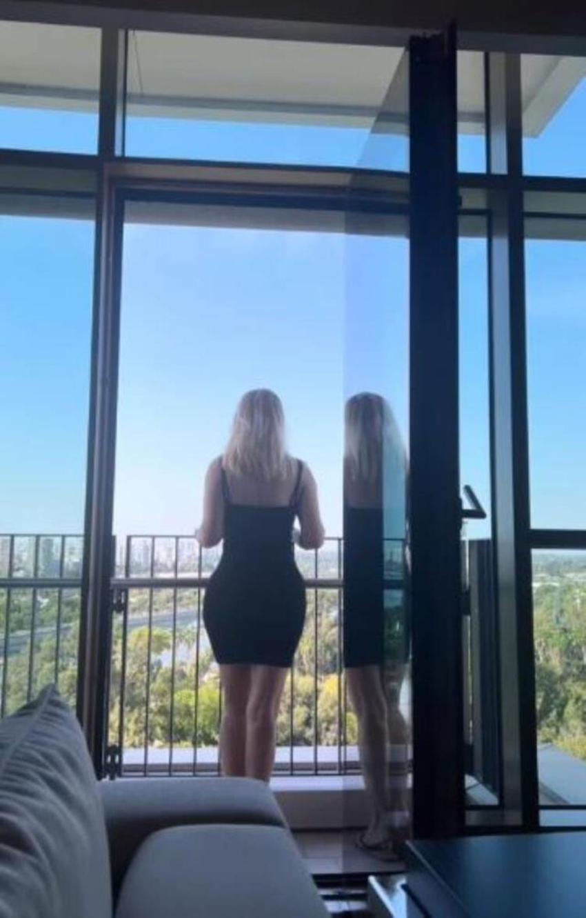 Songül Karlı'nın balkon pozu olay yarattı!