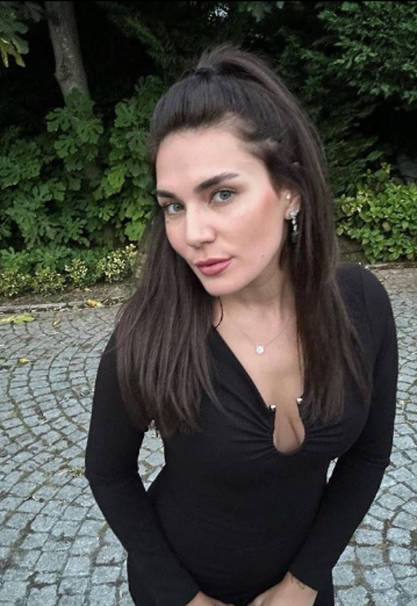Buse Varol takipçilerini ikiye böldü! 'Bu nasıl 34 beden?'