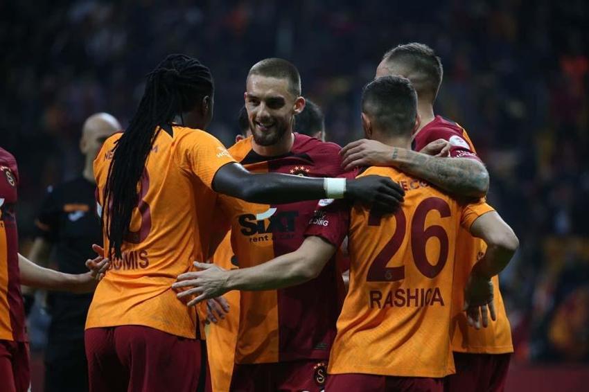 İlklerin gecesinde Galatasaray'ın genç yıldızı golünü attı Ayhan Akman gözyaşlarını tutamadı