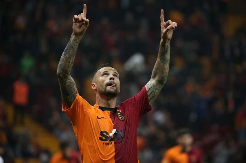 İlklerin gecesinde Galatasaray'ın genç yıldızı golünü attı Ayhan Akman gözyaşlarını tutamadı
