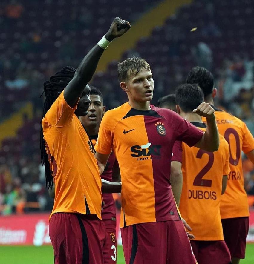 İlklerin gecesinde Galatasaray'ın genç yıldızı golünü attı Ayhan Akman gözyaşlarını tutamadı