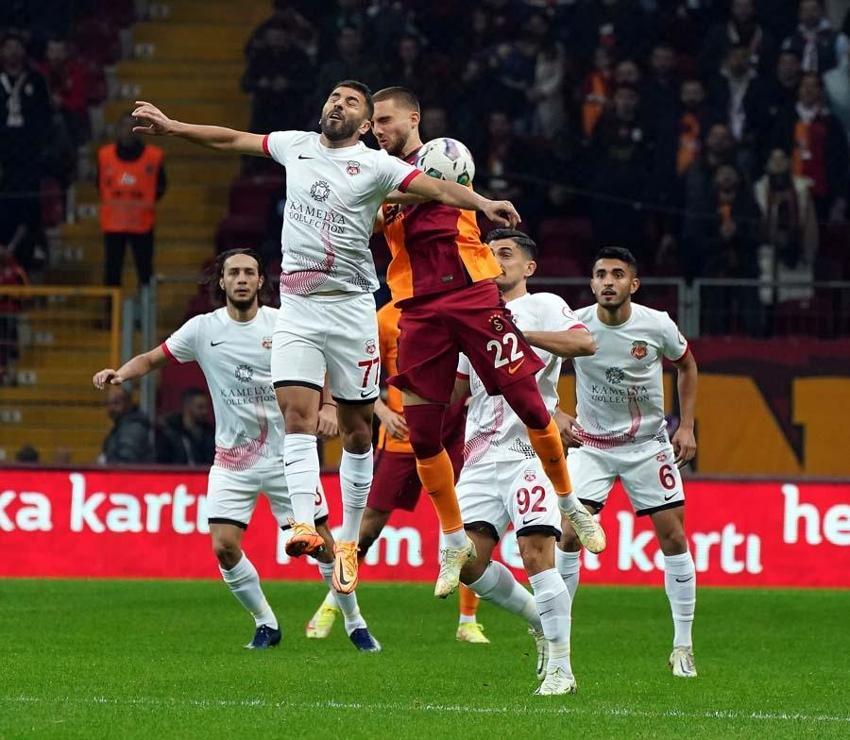 İlklerin gecesinde Galatasaray'ın genç yıldızı golünü attı Ayhan Akman gözyaşlarını tutamadı