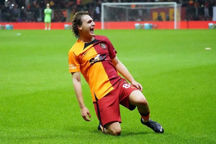 İlklerin gecesinde Galatasaray'ın genç yıldızı golünü attı Ayhan Akman gözyaşlarını tutamadı