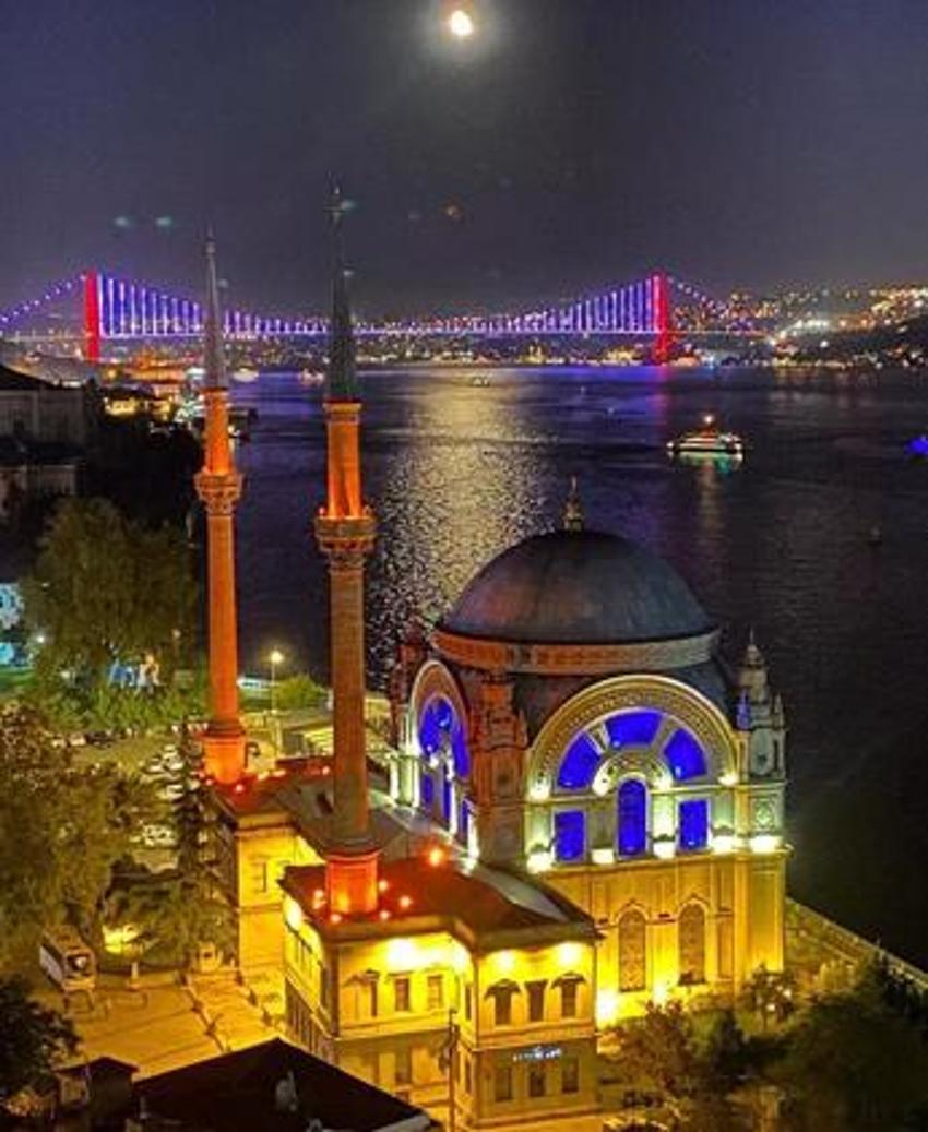 Ünlü isim boğaz manzaralı evinden paylaştı!