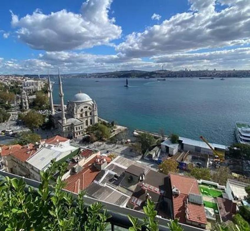 Ünlü isim boğaz manzaralı evinden paylaştı!