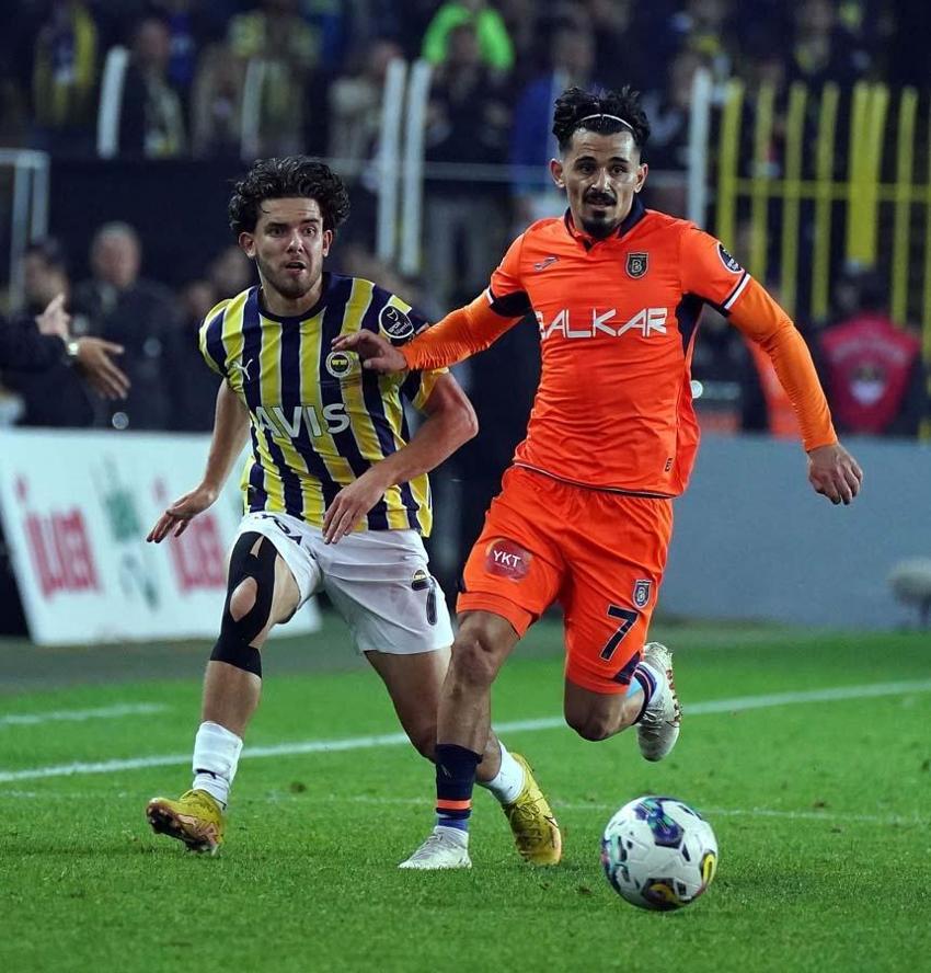 Fenerbahçe-Başakşehir maçında çok konuşulan karar! Hakem Zorbay Küçük'e oyuncular ve taraftarlardan tepki...