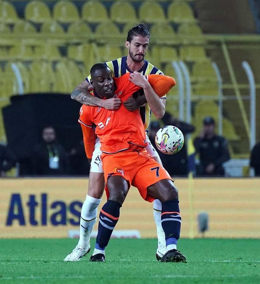 Fenerbahçe-Başakşehir maçında çok konuşulan karar! Hakem Zorbay Küçük'e oyuncular ve taraftarlardan tepki...