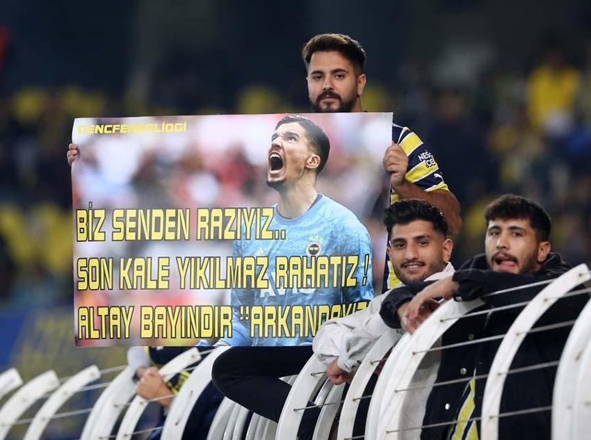 Fenerbahçe-Başakşehir maçında çok konuşulan karar! Hakem Zorbay Küçük'e oyuncular ve taraftarlardan tepki...