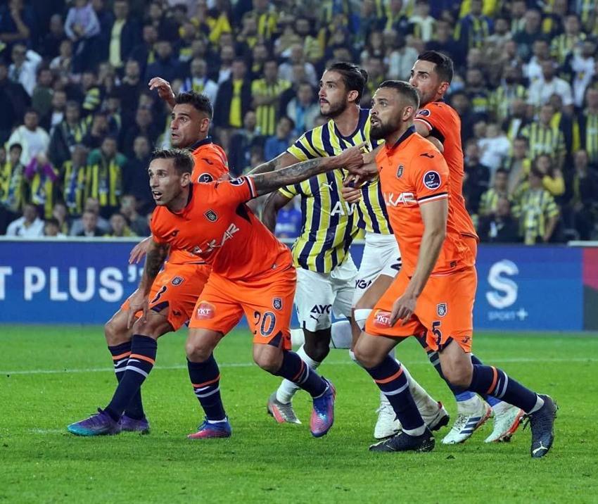 Fenerbahçe-Başakşehir maçında çok konuşulan karar! Hakem Zorbay Küçük'e oyuncular ve taraftarlardan tepki...