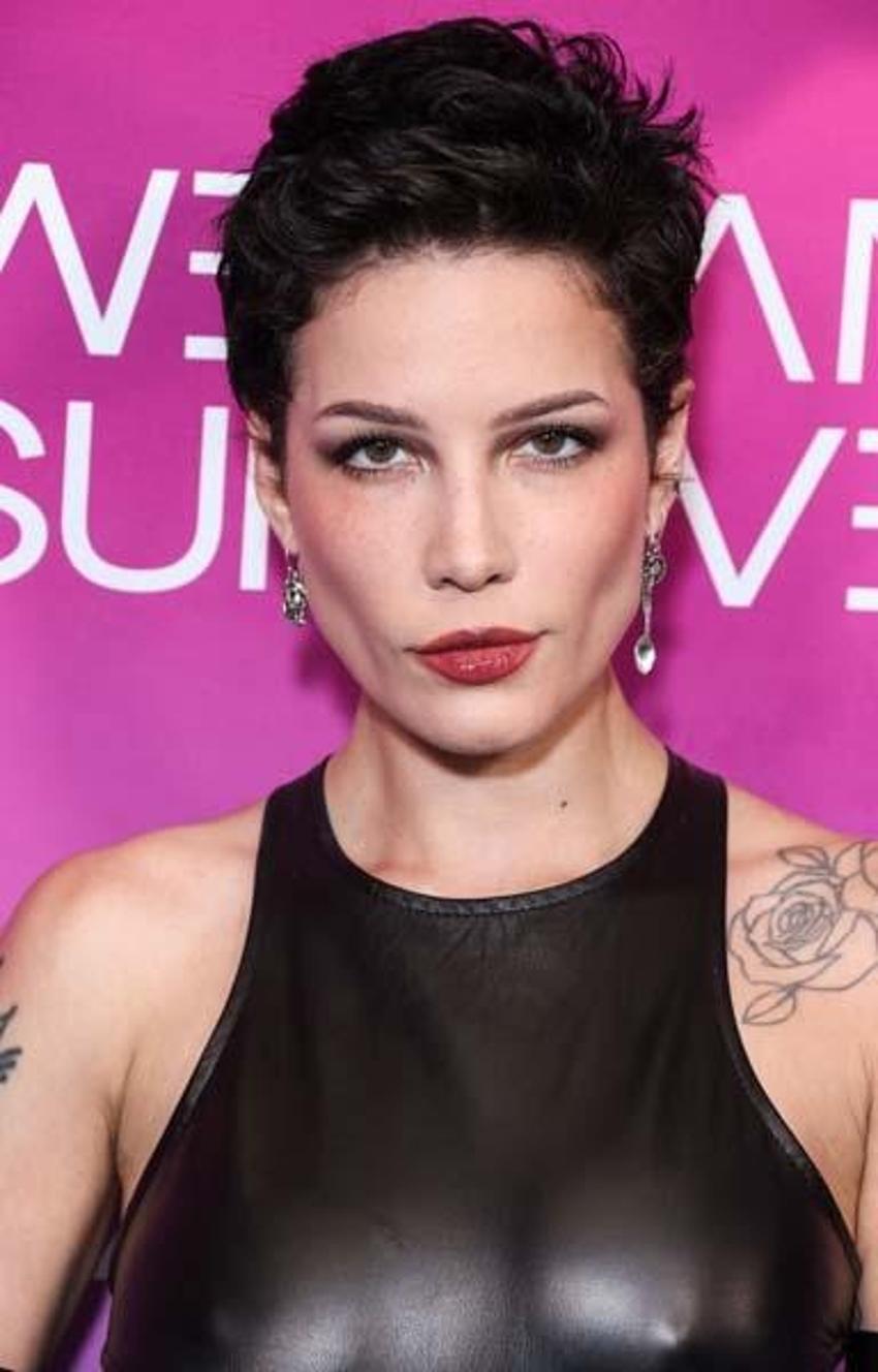Halsey geceye kıyafetiyle damga vurdu!