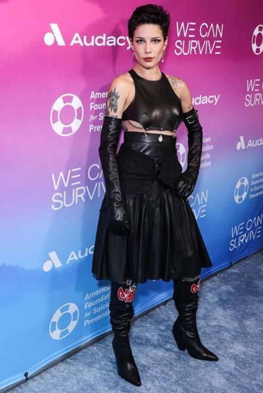 Halsey geceye kıyafetiyle damga vurdu!