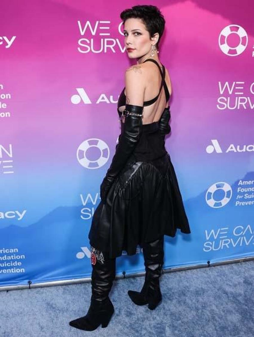 Halsey geceye kıyafetiyle damga vurdu!