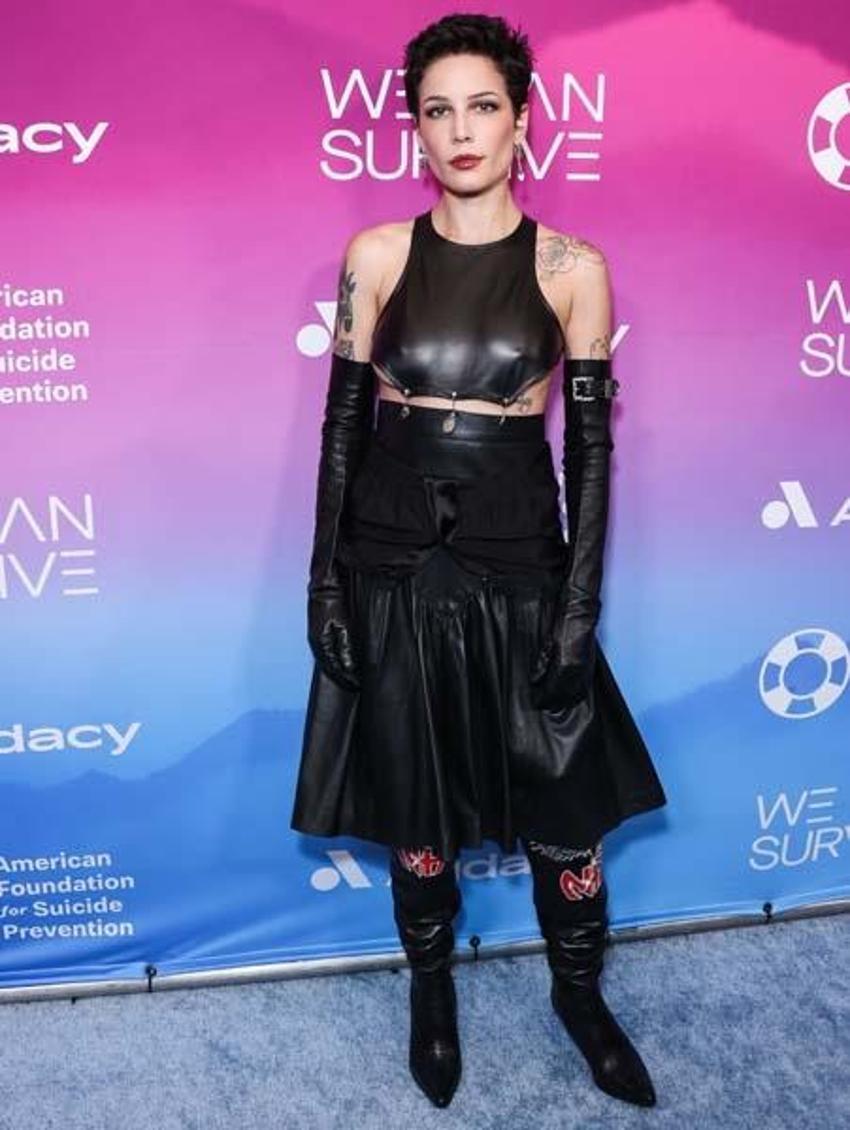 Halsey geceye kıyafetiyle damga vurdu!