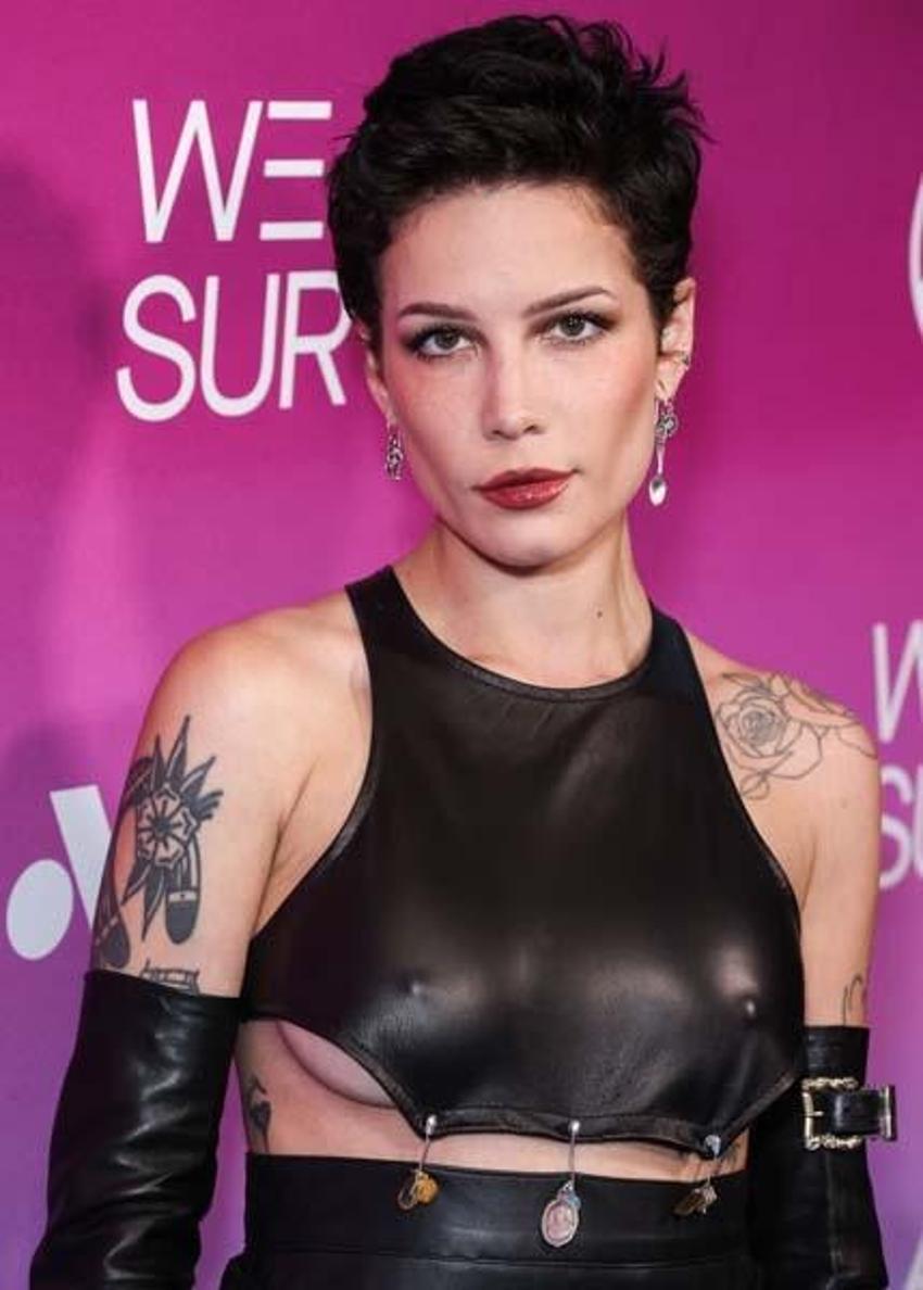 Halsey geceye kıyafetiyle damga vurdu!