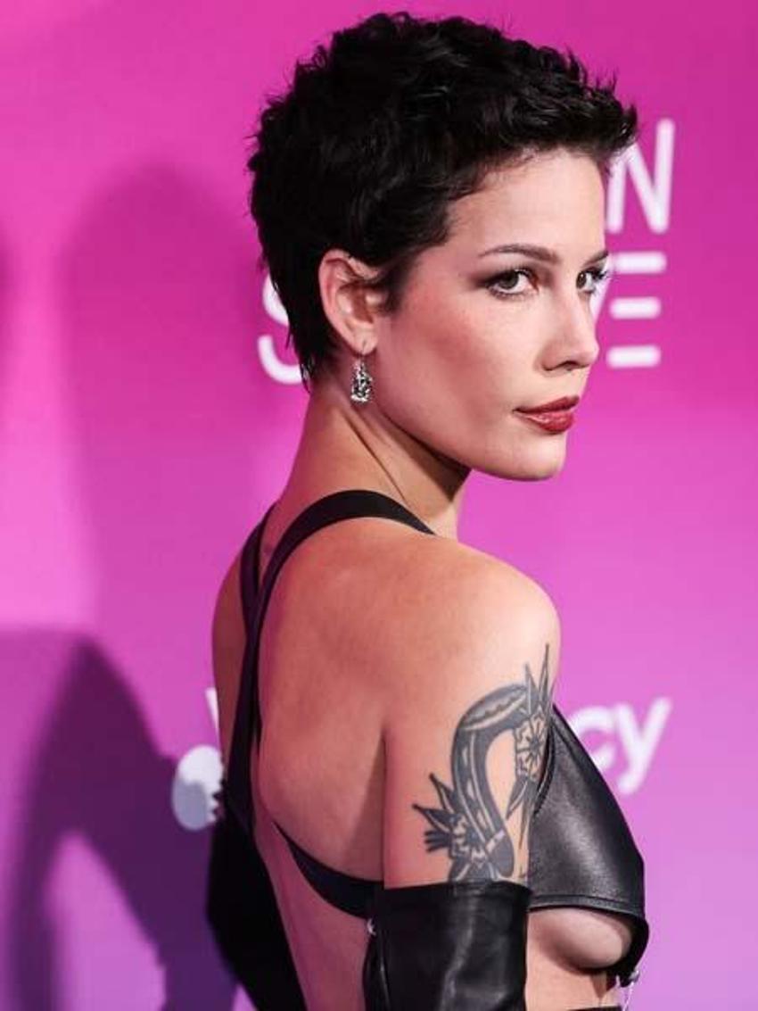 Halsey geceye kıyafetiyle damga vurdu!