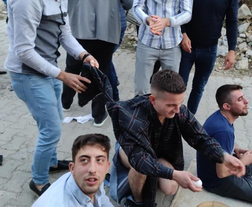 Arkadaşları damada yapmadığını bırakmadı