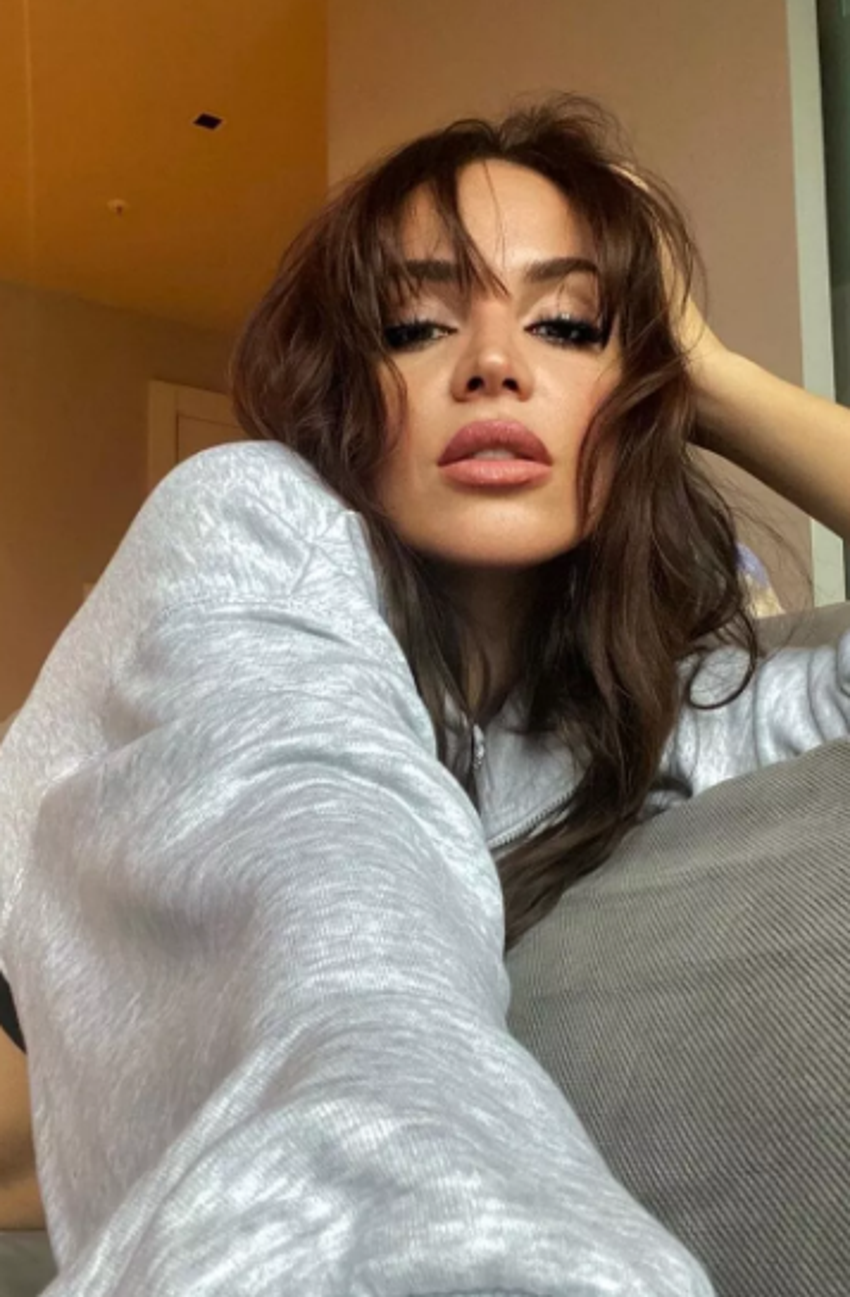 Berna Keklikler beyaz mini elbisesiyle büyüledi!