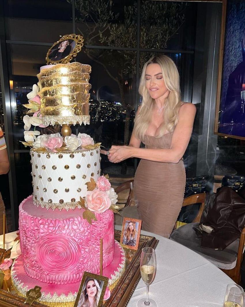 Hadise kulisten bornozlu pozunu paylaştı!