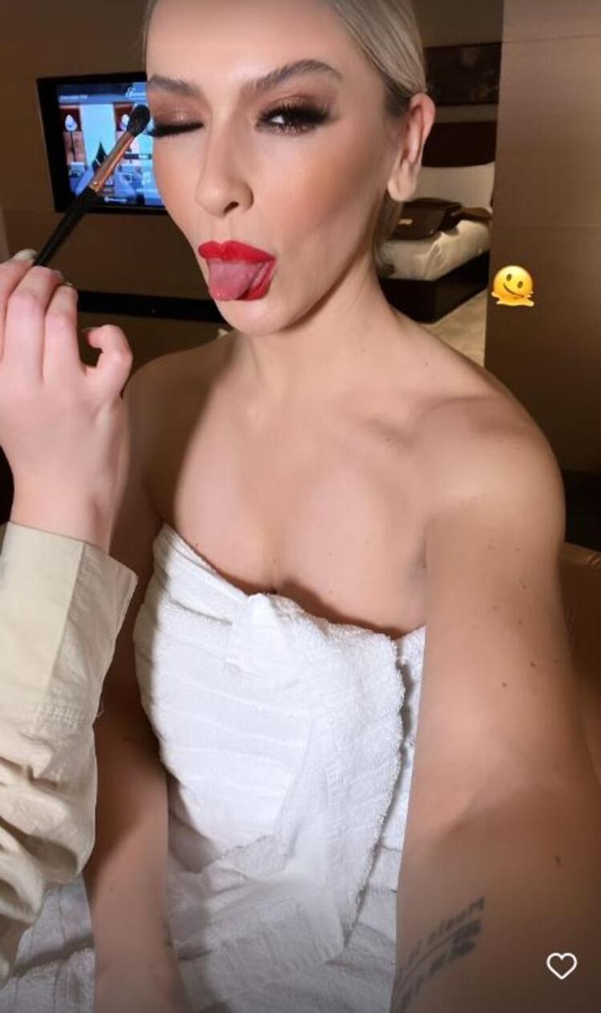 Hadise kulisten bornozlu pozunu paylaştı!