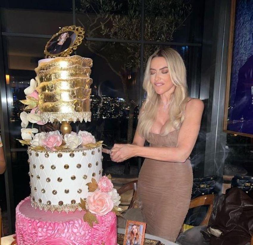 Mehmet Dinçerler, esmer güzelle sarmaş dolaş dans etti! Hadise'yi çabuk unuttu