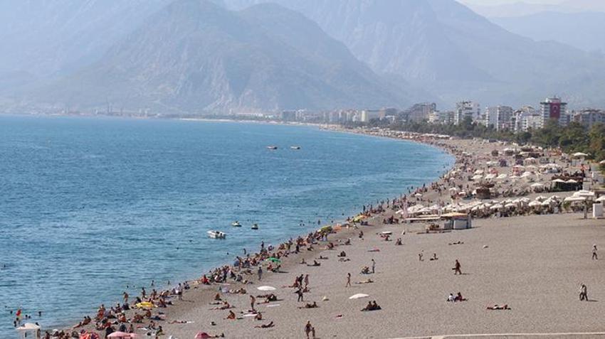Antalya'da sıcaklık 25 dereceyi buldu, vatandaşlar denize akın etti!