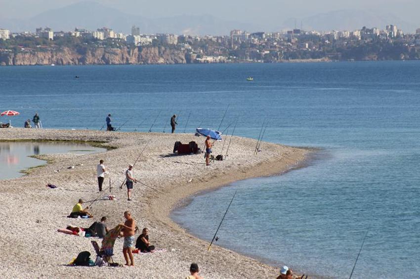 Antalya'da sıcaklık 25 dereceyi buldu, vatandaşlar denize akın etti!