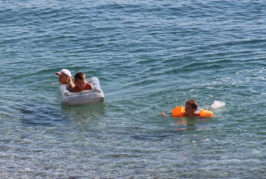 Antalya'da sıcaklık 25 dereceyi buldu, vatandaşlar denize akın etti!
