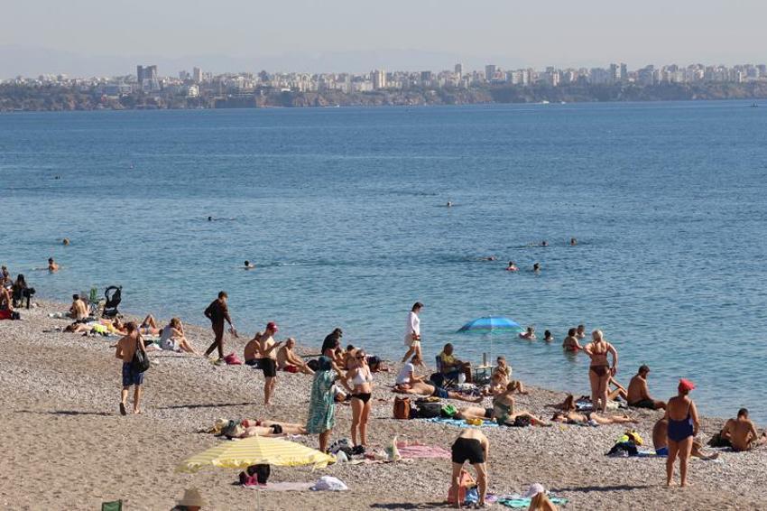 Antalya'da sıcaklık 25 dereceyi buldu, vatandaşlar denize akın etti!