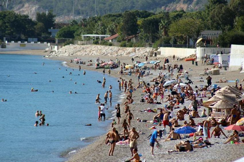 Antalya'da sıcaklık 25 dereceyi buldu, vatandaşlar denize akın etti!