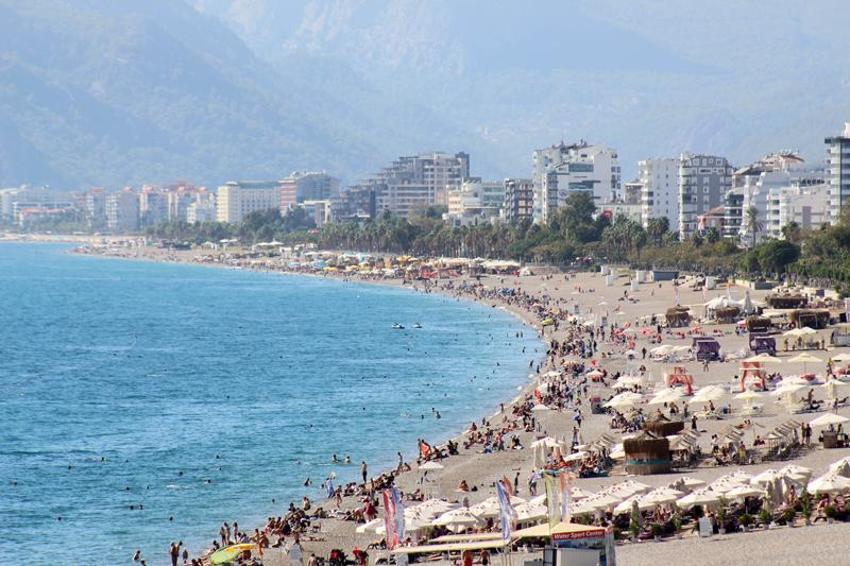 Antalya'da sıcaklık 25 dereceyi buldu, vatandaşlar denize akın etti!