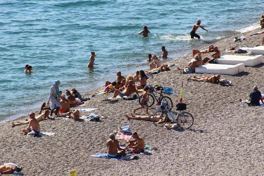 Antalya'da sıcaklık 25 dereceyi buldu, vatandaşlar denize akın etti!
