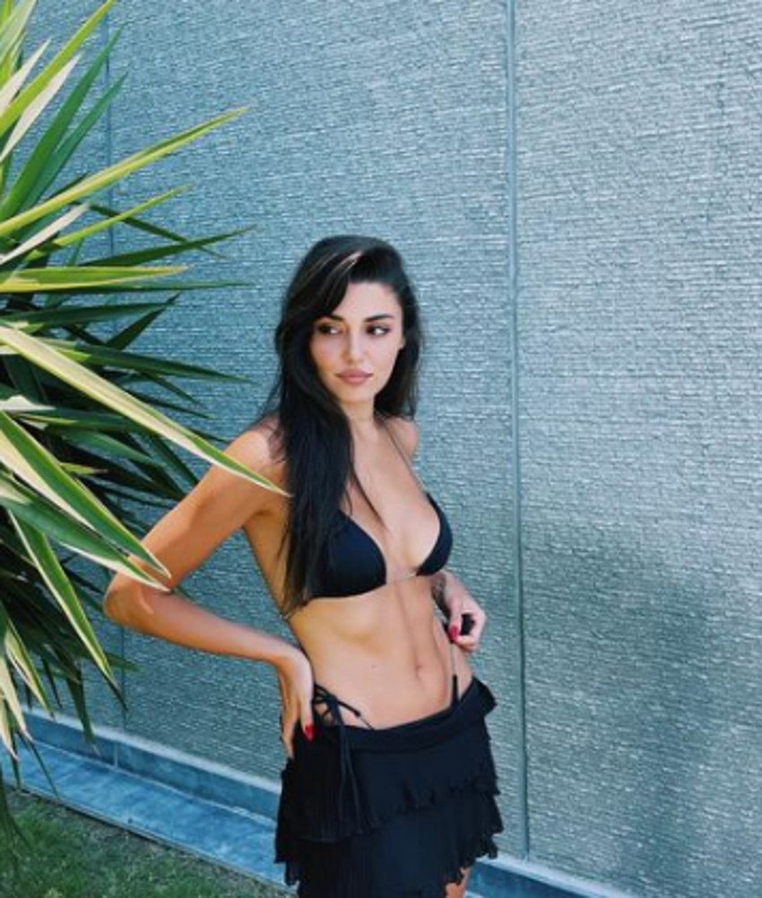 Hande Erçel'den ev pozu!