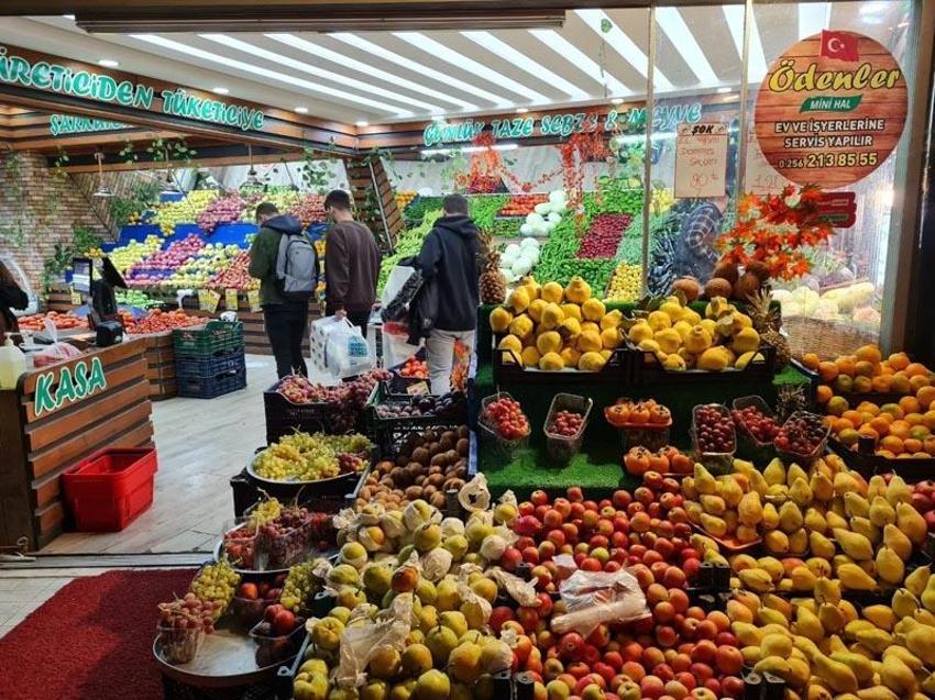 Meyve ve sebzeler tezgahları şenlendirdi! Fiyatlar düşüşe geçti