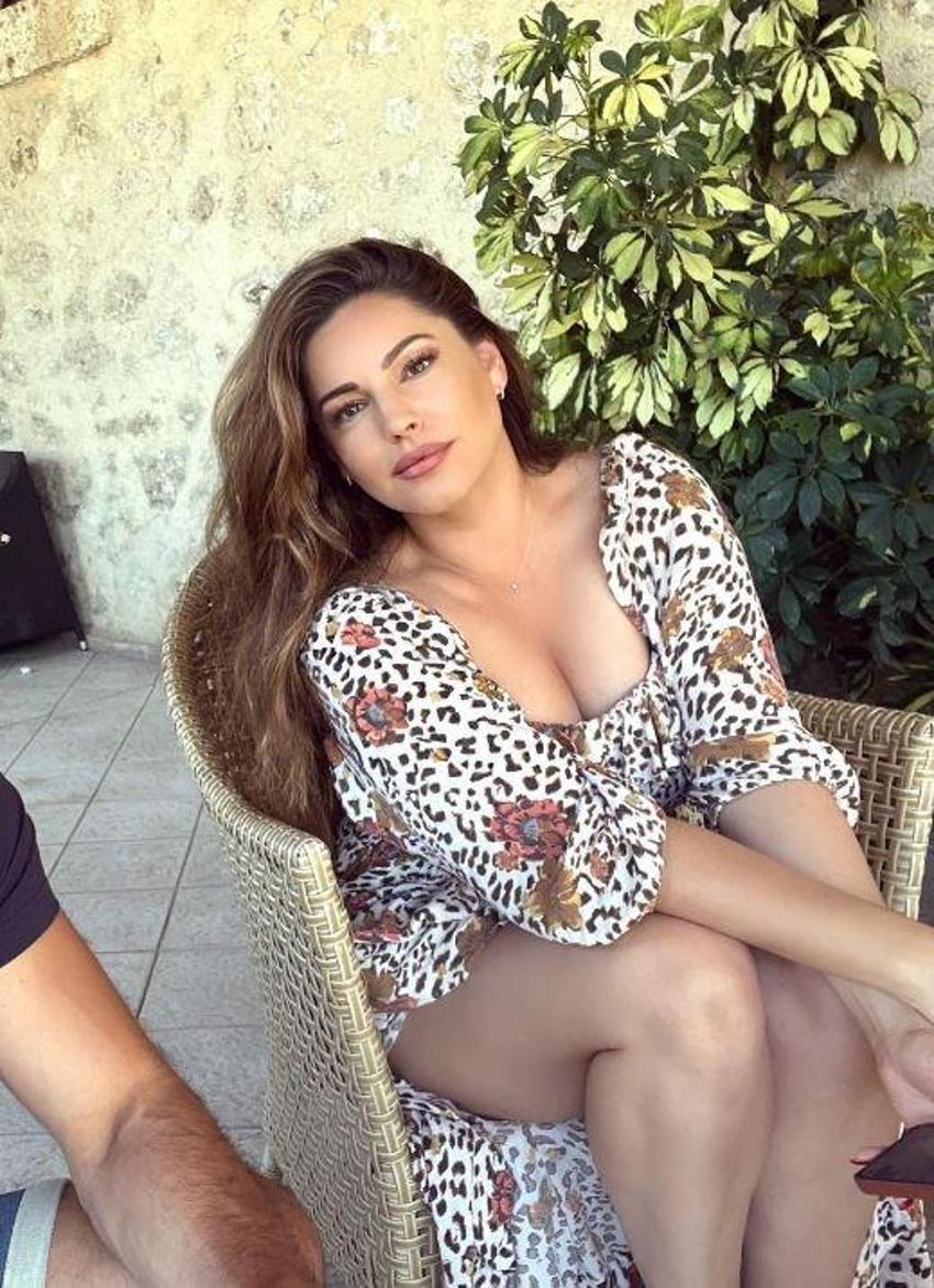 Kelly Brook: Çok kıvrımlıydım, 'dışlanmış' gibi hissettim