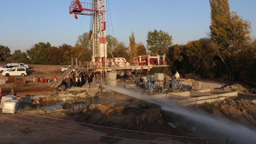 Vali vatandaşlara müjdeyi duyurdu! Beyaz petrol bulundu