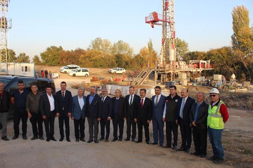 Vali vatandaşlara müjdeyi duyurdu! Beyaz petrol bulundu