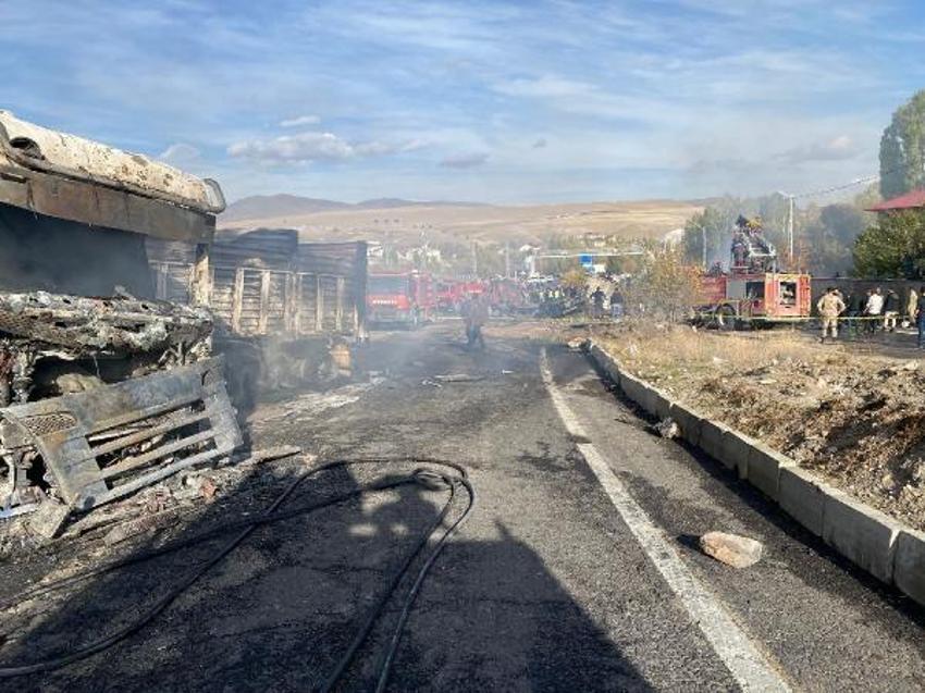 Ağrı'da facia! Yolcu otobüsü, TIR ve tanker çarpıştı: 7 kişi hayatını kaybetti