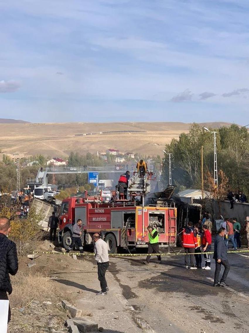 Ağrı'da facia! Yolcu otobüsü, TIR ve tanker çarpıştı: 7 kişi hayatını kaybetti