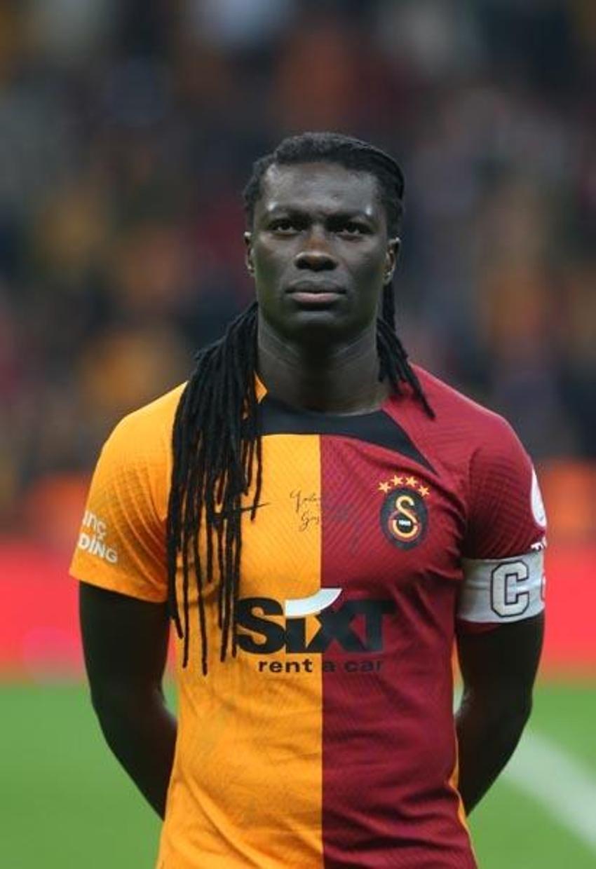 Yunus Akgün, Seferovic, Gomis döküldü taraftarlar ateş püskürdü! Kemal Sunal'ın film müziği olay oldu