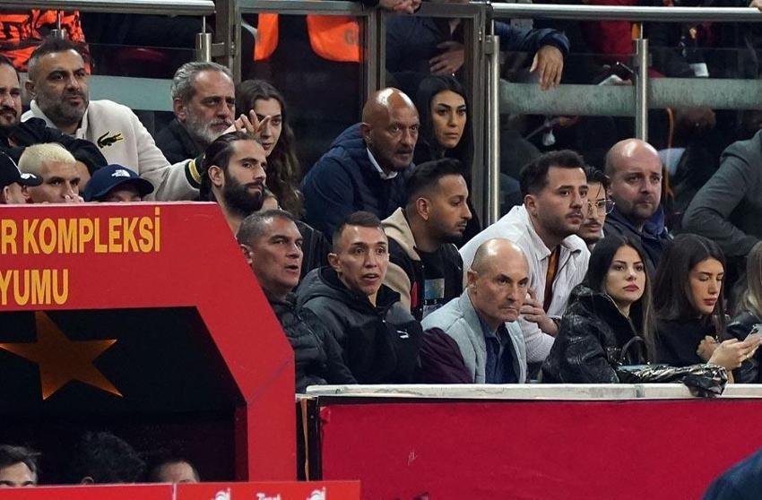 Yunus Akgün, Seferovic, Gomis döküldü taraftarlar ateş püskürdü! Kemal Sunal'ın film müziği olay oldu