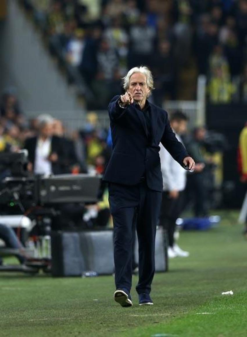 Cocu onu İngiltere'ye götürmek istemişti... Jorge Jesus geldi yıldız oyuncunun değeri 15 milyon euro oldu