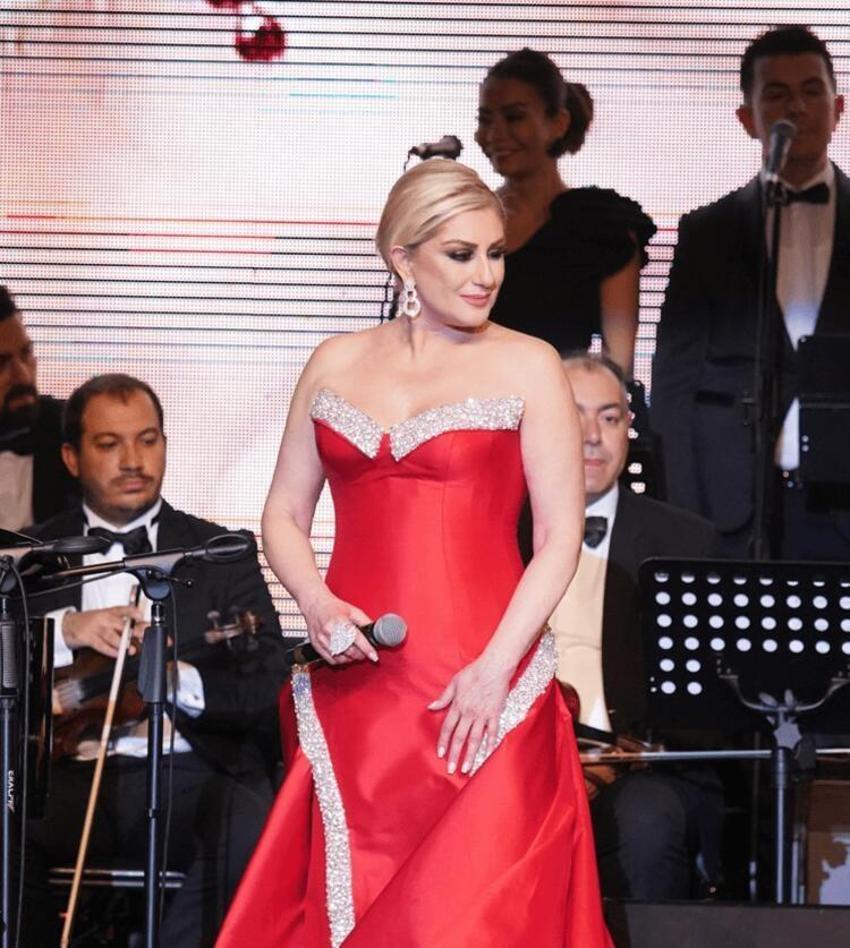 Muazzez Ersoy'un sahne kostümleri satışa çıktı!