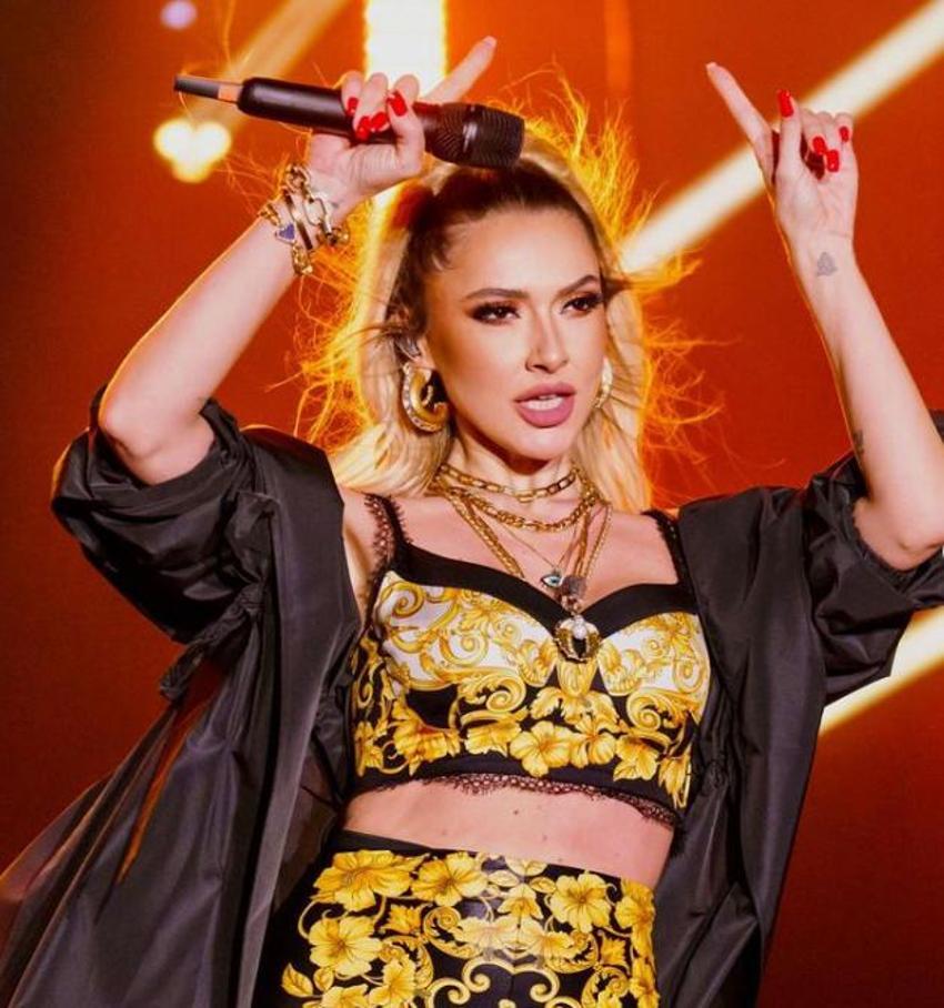 Hadise yeni pozlarını peş peşe paylaştı! 'Roma'yı ısıtan güneş'