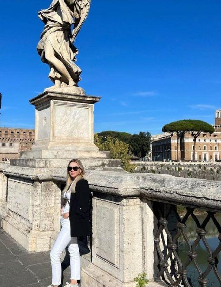Hadise yeni pozlarını peş peşe paylaştı! 'Roma'yı ısıtan güneş'