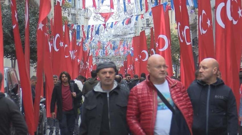 İstiklal Caddesi Türk bayraklarıyla donatıldı